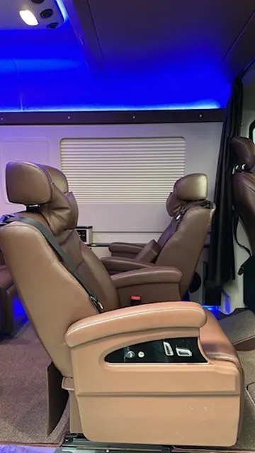Poltronas reclináveis de couro em van executiva Mercedes-Benz Sprinter