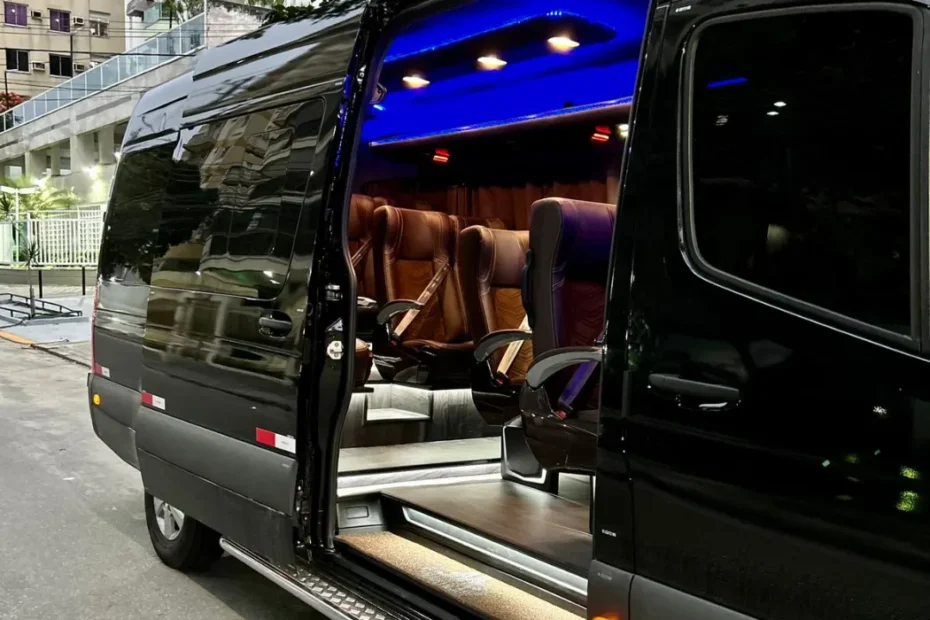 Van executiva Mercedes-Benz Sprinter preta com porta aberta e interior iluminado
