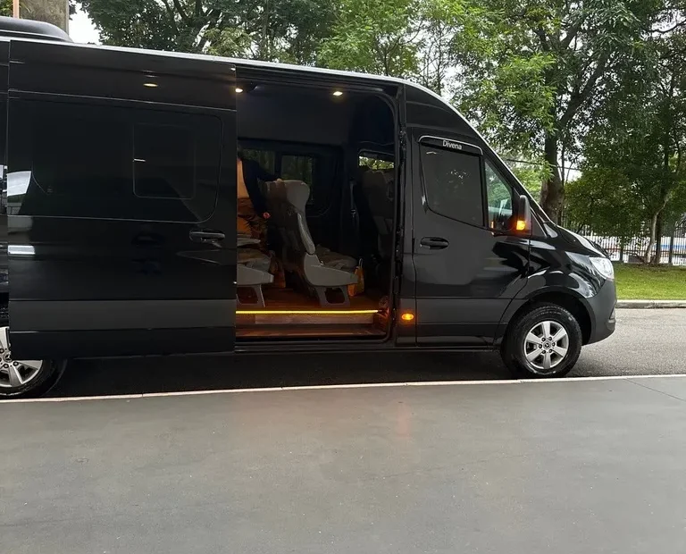 Van executiva Mercedes-Benz Sprinter com porta aberta para embarque de equipe de empresa
